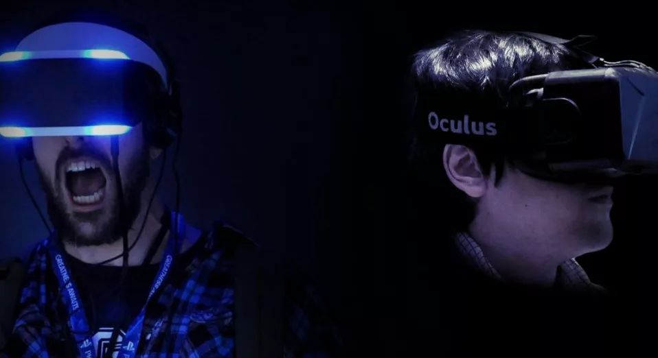 Hommes utilisant casques réalité virtuelle.