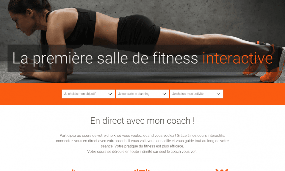 Femme faisant exercice de planche en fitness.