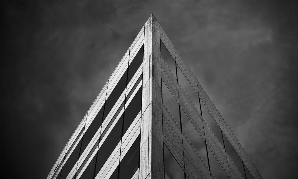 Architecture moderne, bâtiment angulaire en noir et blanc.