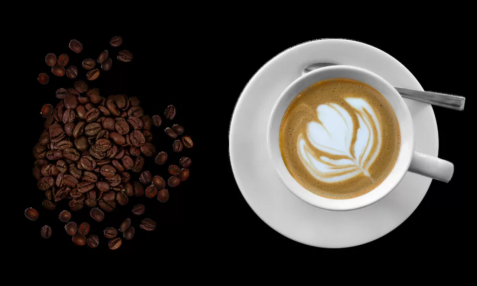 Tasse de café latte et grains de café.