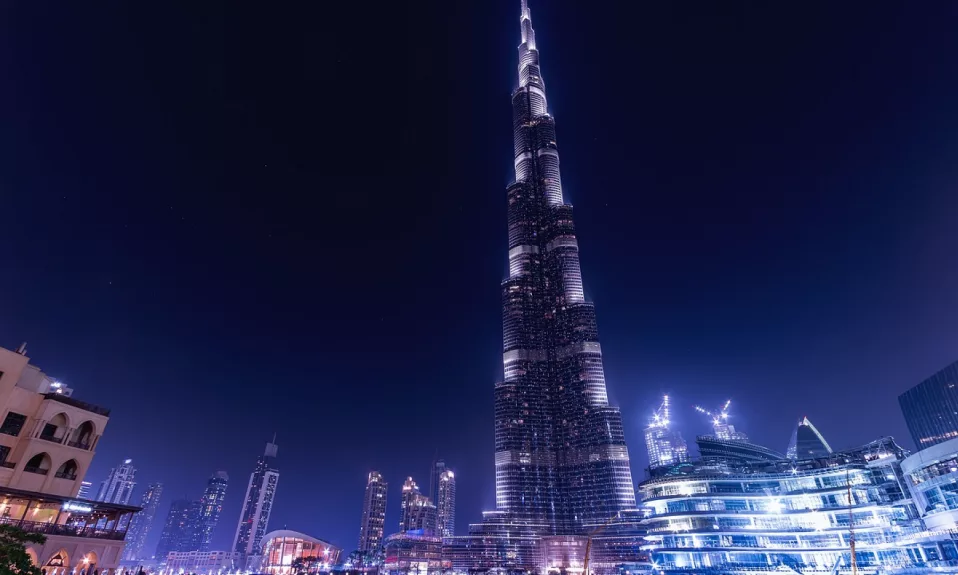 Burj Khalifa de nuit, panorama urbain Dubai.