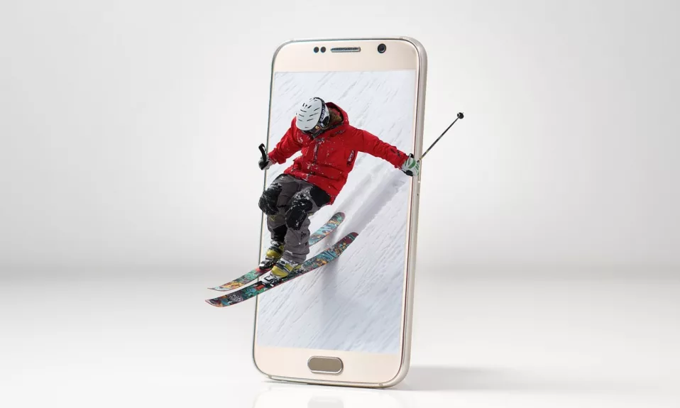 Skieur sortant d'un smartphone.