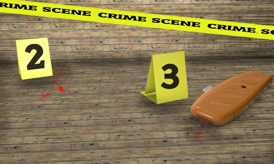 Scène de crime, indices numérotés et ruban jaune.